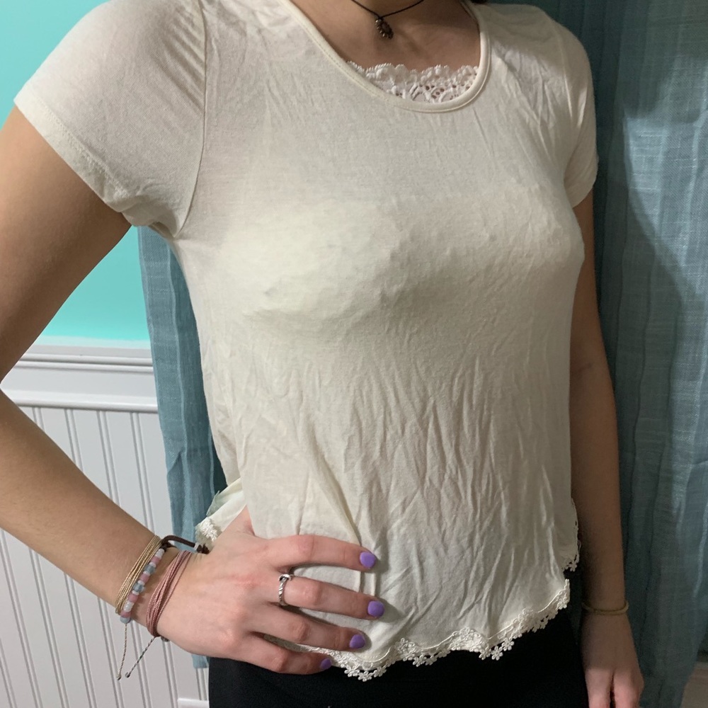 Short sleeved t-shirt with flower edge